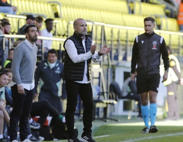 Paco López aplaude desde el banquillo durante el partido en Villarreal (LALIGA)