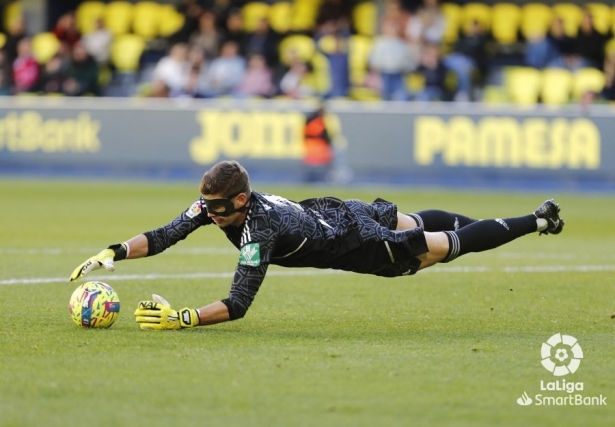 Raúl Fernández, en una acción del partido en `La Cerámica` (LALIGA)