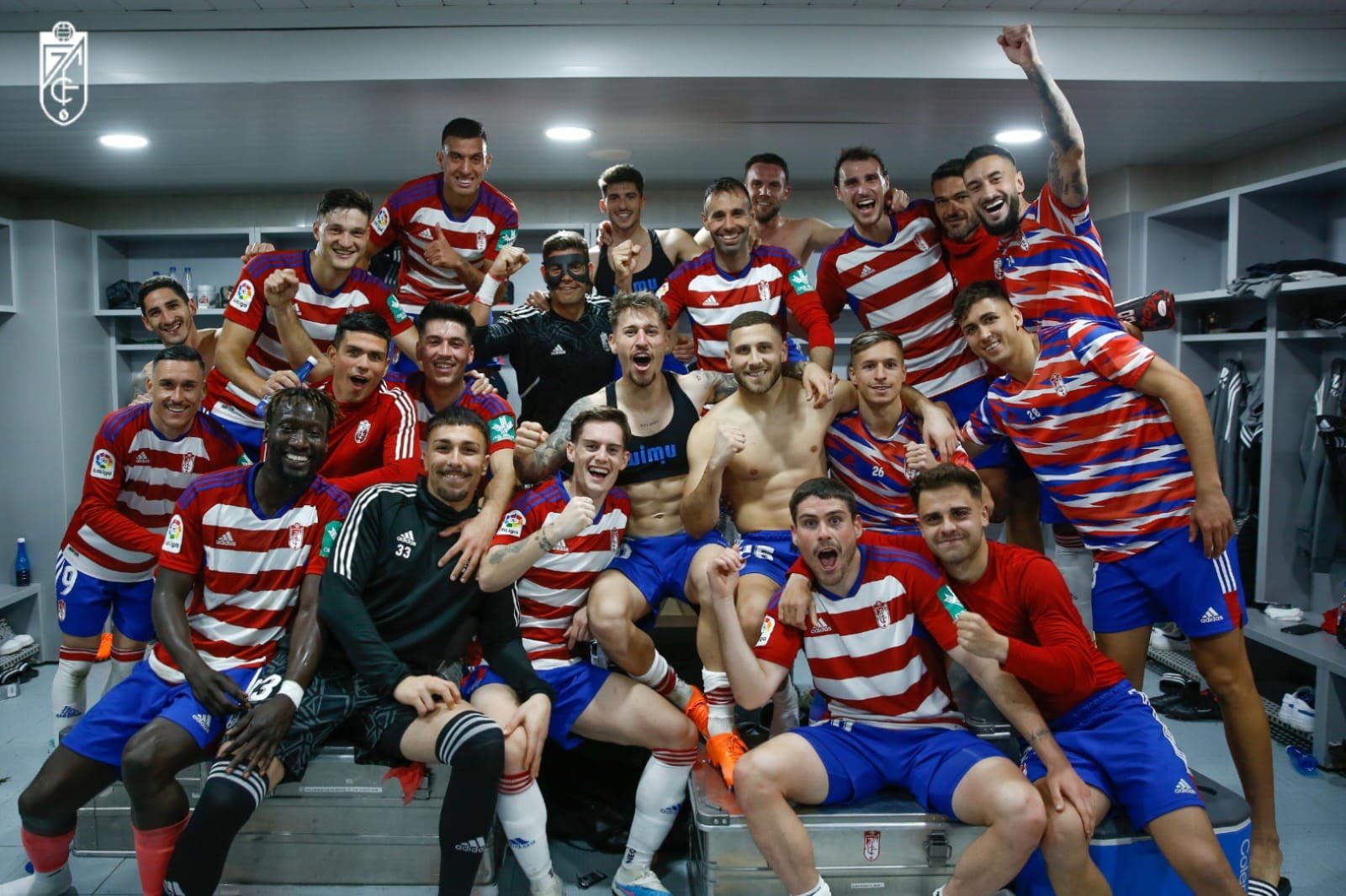 Los jugadores del Granada celebran en el vestuario de `La Cerámica` la victoria ante el Villarreal B (GCF)