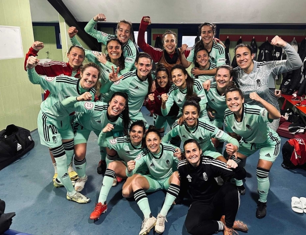 Las jugadoras del Granada festejan en el vestuario el triunfo sobre el Logroño (TWITTER)