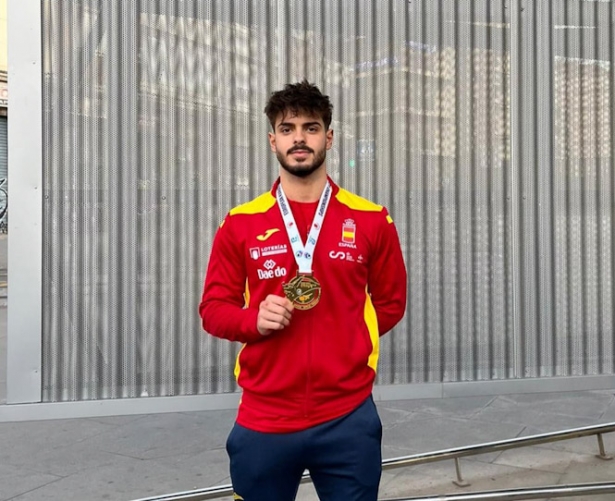 Alejandro Jiménez con la medalla 