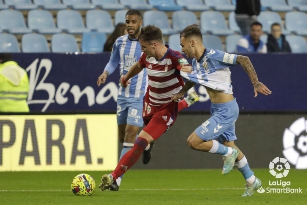 Lance del derbi entre Málaga y Granada en la primera vuelta en `La Rosaleda` (LALIGA)