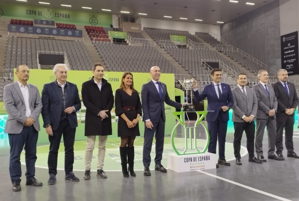 Luis Rubiales y Paco Cuenca custodian la Copa de España junto a demás personalidades y autoridades (FRAN CALVO)