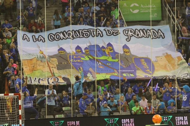 Pancarta desplegada en una de las zona del Palacio que ocupó la afición de Valdepeñas (JOSÉ ANDRÉS FERNÁNDEZ)