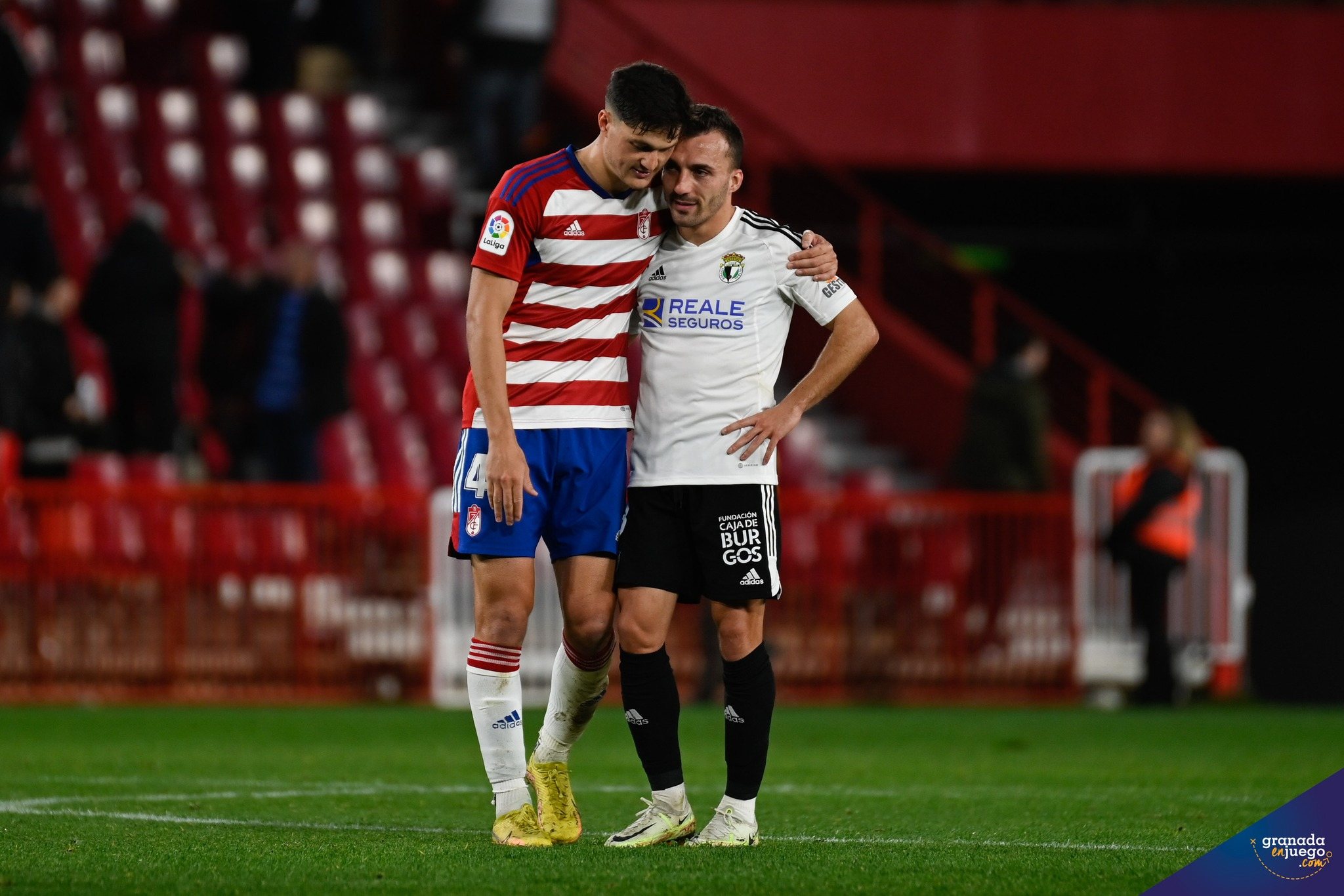 Miguel Rubio, junto a un futbolista del Burgos en el partido de la primera vuelta (JOSÉ M. BALDOMERO) Miguel Rubio, junto a un futbolista del Burgos en el partido de la primera vuelta (JOSÉ M. BALDOMERO)
