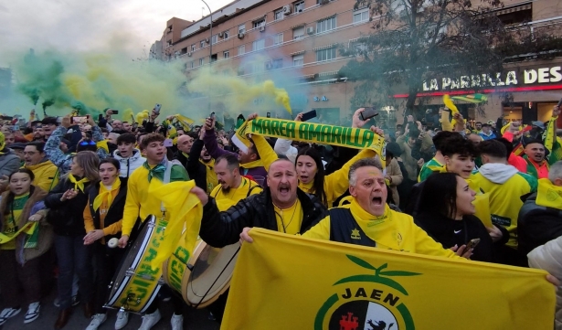 Aficionados del Jaén reciben al autobús del equipo a su llegada al Palacio (FRAN CALVO)