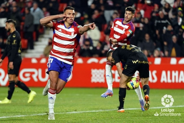 Uzuni celebra el primero de los dos penaltis anotados contra el Tenerife (LALIGA)