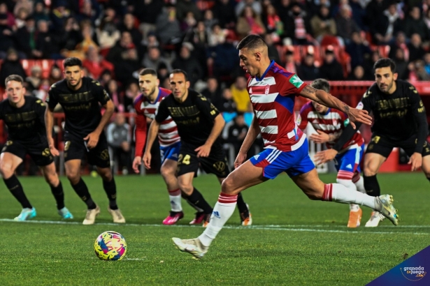 Uzuni, en el momento lanzar el primer penalti frente al Tenerife (JOSÉ M. BALDOMERO)