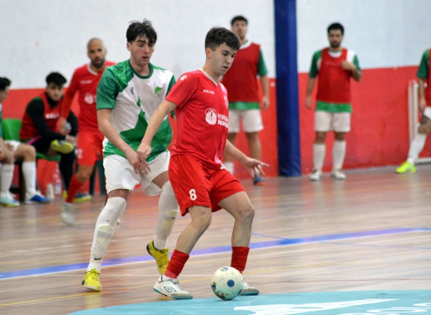 Una jugada del derbi entre Albolote Herogra y CD Futsalahendín disputado en Albolote (J. PALMA)