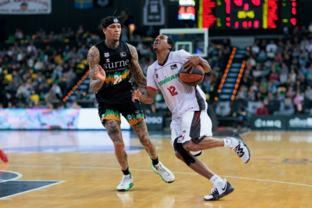 Alex Renfroe juega en ataque (ACB PHOTO / A. ARRIZABALAGA) 