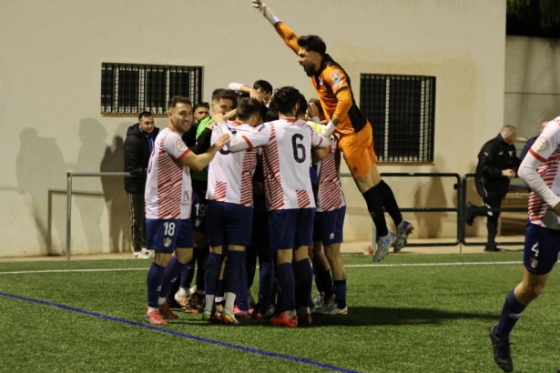 Los jugadores del Arenas celebran a lo grande el gol de Dani Benítez ante el Almería B (JOSÉ ANDRÉS FERNÁNDEZ / ARENAS DE ARMILLA)