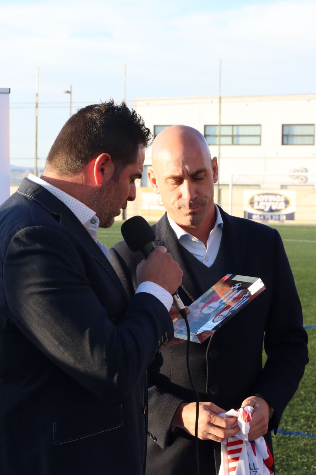 Fermín Criado entrega a Luis Rubiales un obsequio conmemorativo (JOSÉ ANDRÉS FERNÁNDEZ / ARENAS DE ARMILLA) Fermín Criado entrega a Luis Rubiales un obsequio conmemorativo (JOSÉ ANDRÉS FERNÁNDEZ / ARENAS DE ARMILLA)
