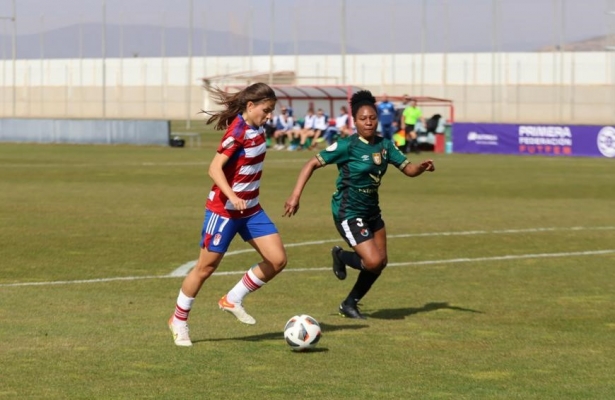 Laura Pérez, durante una acción del partido ante el Cacereño (JOSÉ ANDRÉS FERNÁNDEZ)