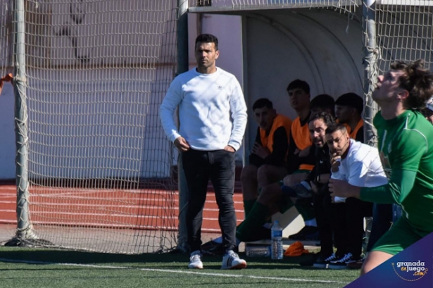 El entrenador del Atarfe, Javier Vilaseca (JOSÉ M. BALDOMERO / ARCHIVO) 