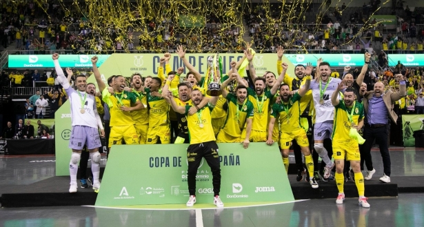 Los jugadores del Jaén alzan la Copa de España al cielo del Palacio de los Deportes (RFEF)