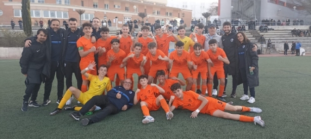 La selección granadina infantil celebra su triunfo (RFAF) 