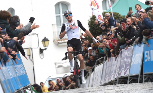 Tim Wellens entra victorioso en meta (VUELTA A ANDALUCÍA)