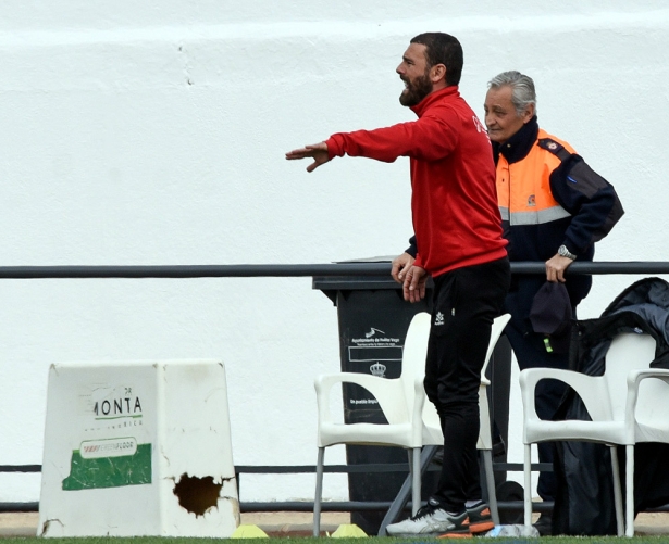 Manuel Moreno `Rizos`, entrenador del CD Huétor Vega, en el partido ante el Real Jaén (JOSÉ M. BALDOMERO)