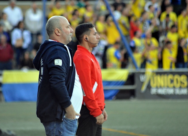 Thierry Pérez, entrenador del CD Huétor Tájar, durante un encuentro (J. PALMA)