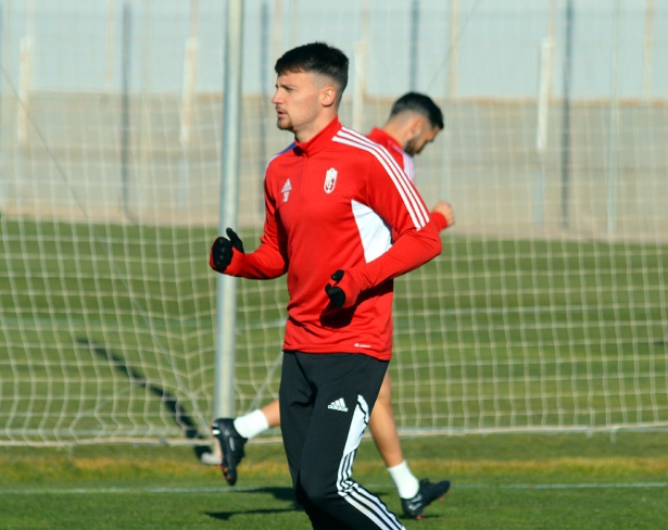 Petrovic, en un entrenamiento con el Granada (JAVIER PALMA)