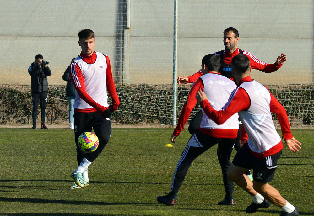 Petrovic, en un entrenamiento reciente con el Granada en la Ciudad Deportiva (JAVIER PALMA)