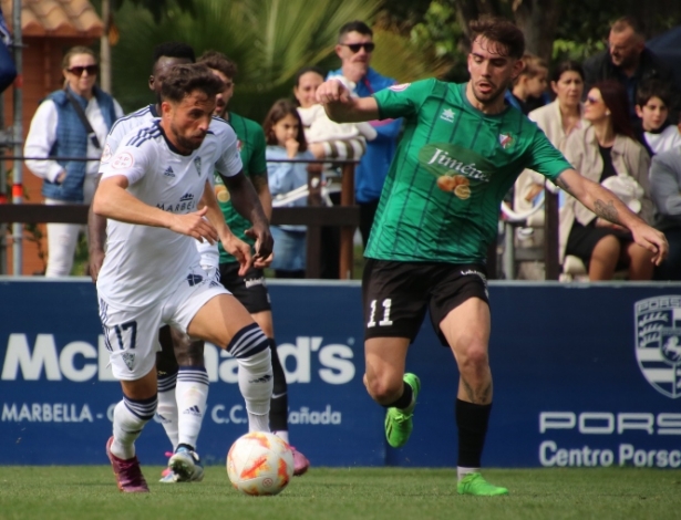 Paco Ariza pelea con Gato por el balón (MARBELLA FC) 