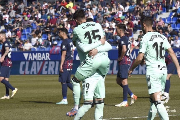 Carlos Neva se abraza con Callejón tras marcar el empate en Huesca (LALIGA)