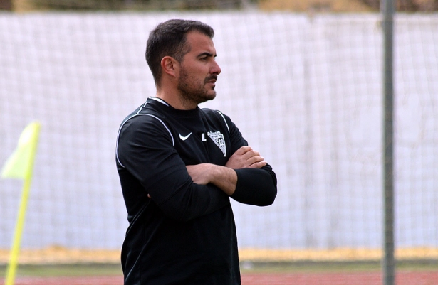 Leo Fernández, entrenador del CF Alhendín (J. PALMA)