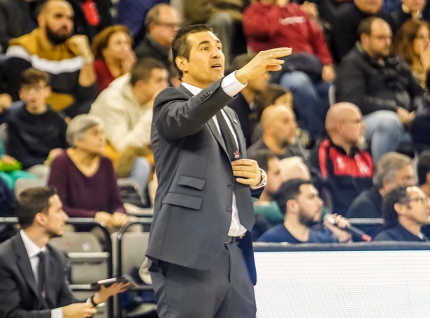 Pablo Pin da instricciones a sus jugadores en el partido ante Fuenlabrada (JOSÉ VELASCO)