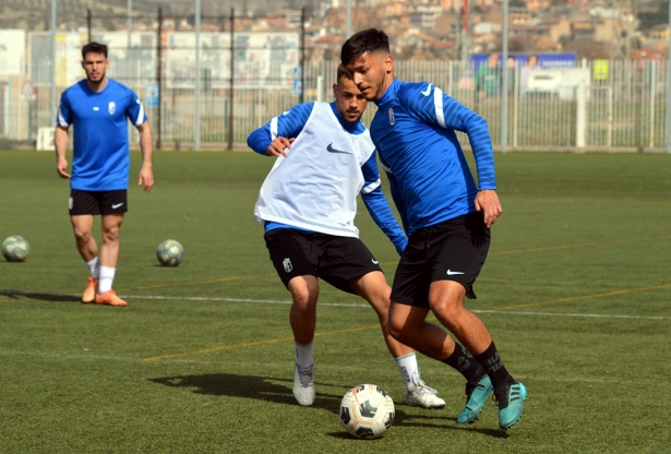 Los jugadores del FC Cubillas durante un entrenamiento en el Parque Nueva Granada (J. PALMA)