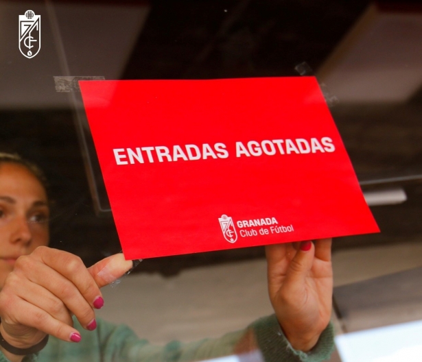 Cartel de `entradas agotadas` en las taquillas de `Los Cármenes` este viernes (GCF)