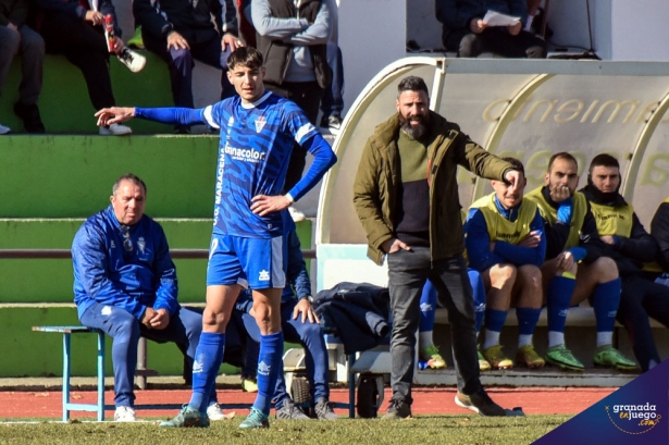 Rafa Payán, entrenador de la UD Maracena, en el banquillo dándo instrucciones (JOSÉ M. BALDOMERO)