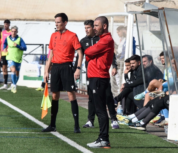 Manuel Moreno `Rizos`, entrenador del CD Huétor Vega, durante un encuentro (JOSÉ M. BALDOMERO)