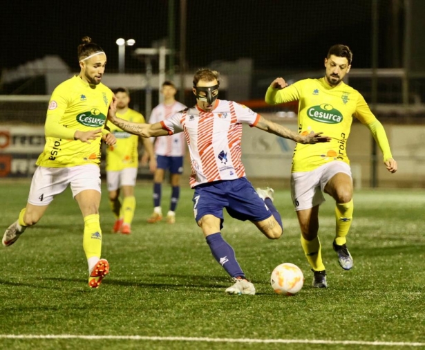 Dani Benítez, con máscara, en un lance del derbi disputado en el Municipal de Armilla (JOSÉ ANDRÉS FERNÁNDEZ / ARENAS DE ARMILLA)
