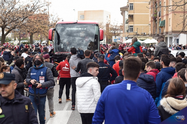 La afición se cita el lunes para recibir al autobús del Granada antes del derbi (JOSÉ M. BALDOMERO)