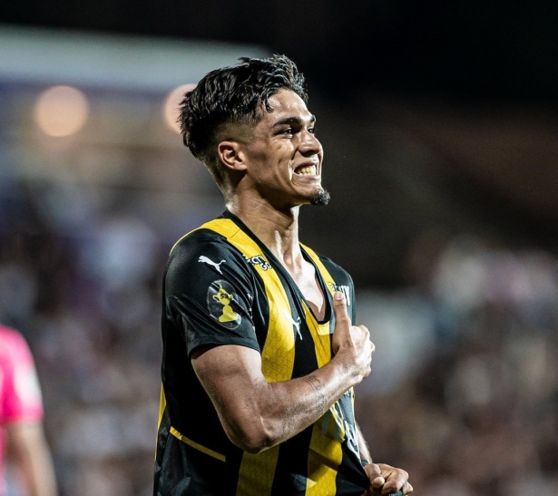 Arezo celebra su gol ante Defensor Sporting (PEÑAROL)