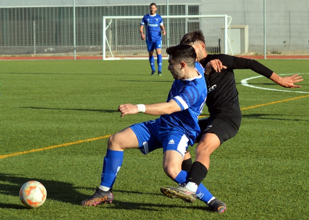 Rosales pelea por el balón (J. PALMA)