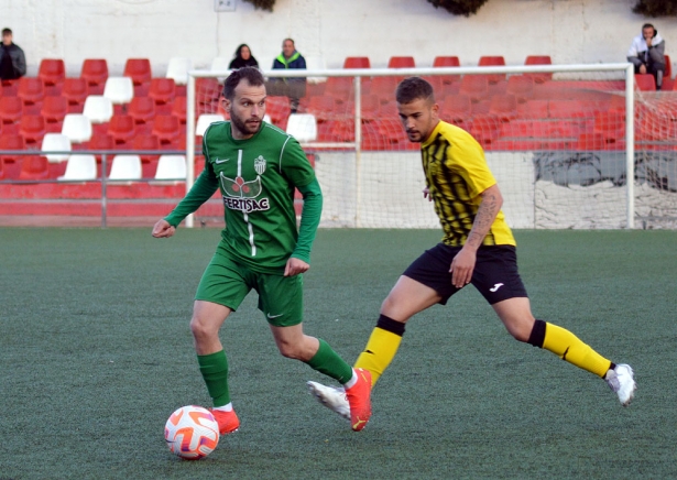 Álex Ortega encimado por un jugador del FC Cubillas (J. PALMA)