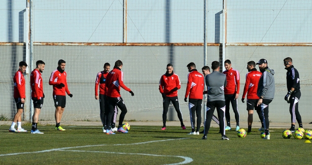 Los jugadores del Granada, en un entrenamiento (JAVIER PALMA)