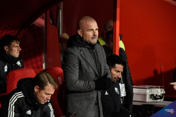 Paco López contempla el escenario desde el banquillo (JOSÉ M. BALDOMERO)
