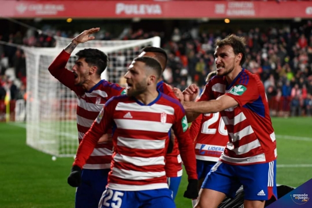 El Granada CF celebra el gol (JOSÉ M. BALDOMERO)