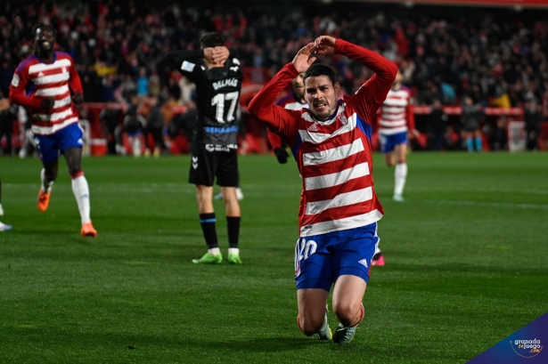 Sergio Ruiz celebra el gol contra el Málaga (JOSÉ M. BALDOMERO)