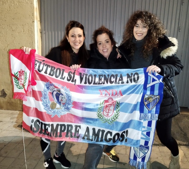 Aficionadas de Granada y Málaga posan con una bandera en la previa del derbi (FRAN CALVO)