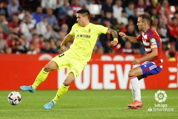 Acción del Granada - Sporting de la primera vuelta (LALIGA)