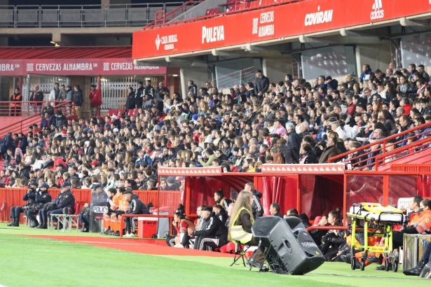 Aspecto de la grada de `Los Cármenes` en el Granada - Alavés de la pasada eliminatoria (JOSÉ ANDRÉS FERNÁNDEZ)