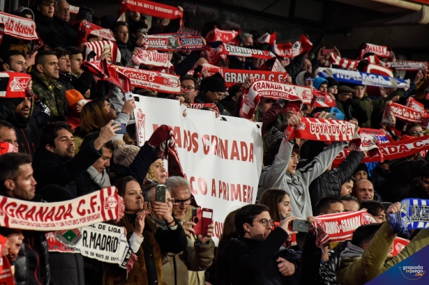 Aficionados del Granada, en la grada del `Nuevo Los Cármenes` el lunes en el derbi ante el Málaga (JOSÉ M. BALDOMERO)