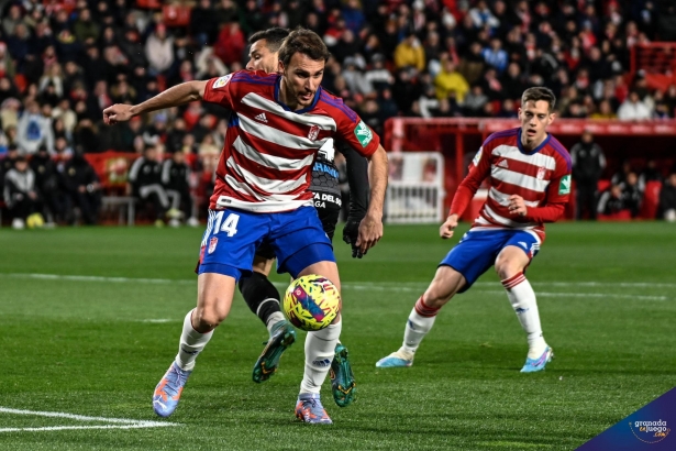 Ignasi Miquel, en un lance ante el Málaga (JOSÉ M. BALDOMERO)