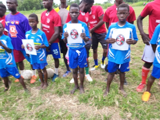 Niños de Togo con la equipación del Estrellas Chana (ESTRELLAS CHANA BARRIÓ)