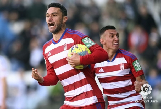 Jorge Molina, con Uzuni detrás, celebra el gol del empate (LALIGA)