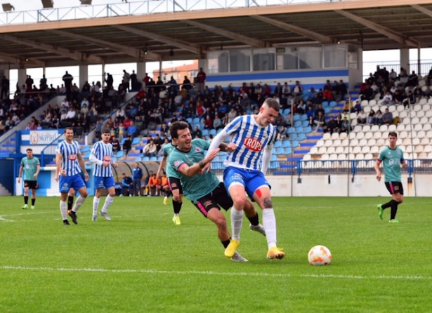 El local Iker Burgos hizo dos de los tres goles motrileños (SEMANARIO MUCHO DEPORTE)